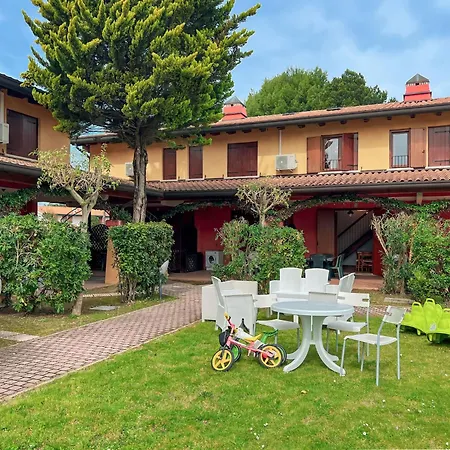 Garden-front House In Апартаменты Бибионе